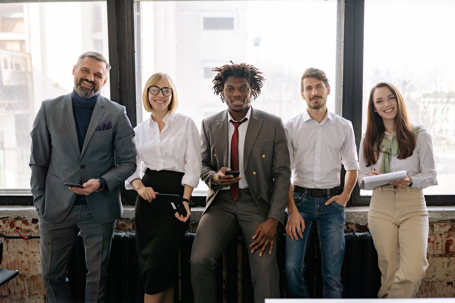 Une équipe d’employés multiculturels dans un bureau